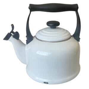 Le Creuset 2.1 Litre/2.2 Quart White/Ivory Tea Pot